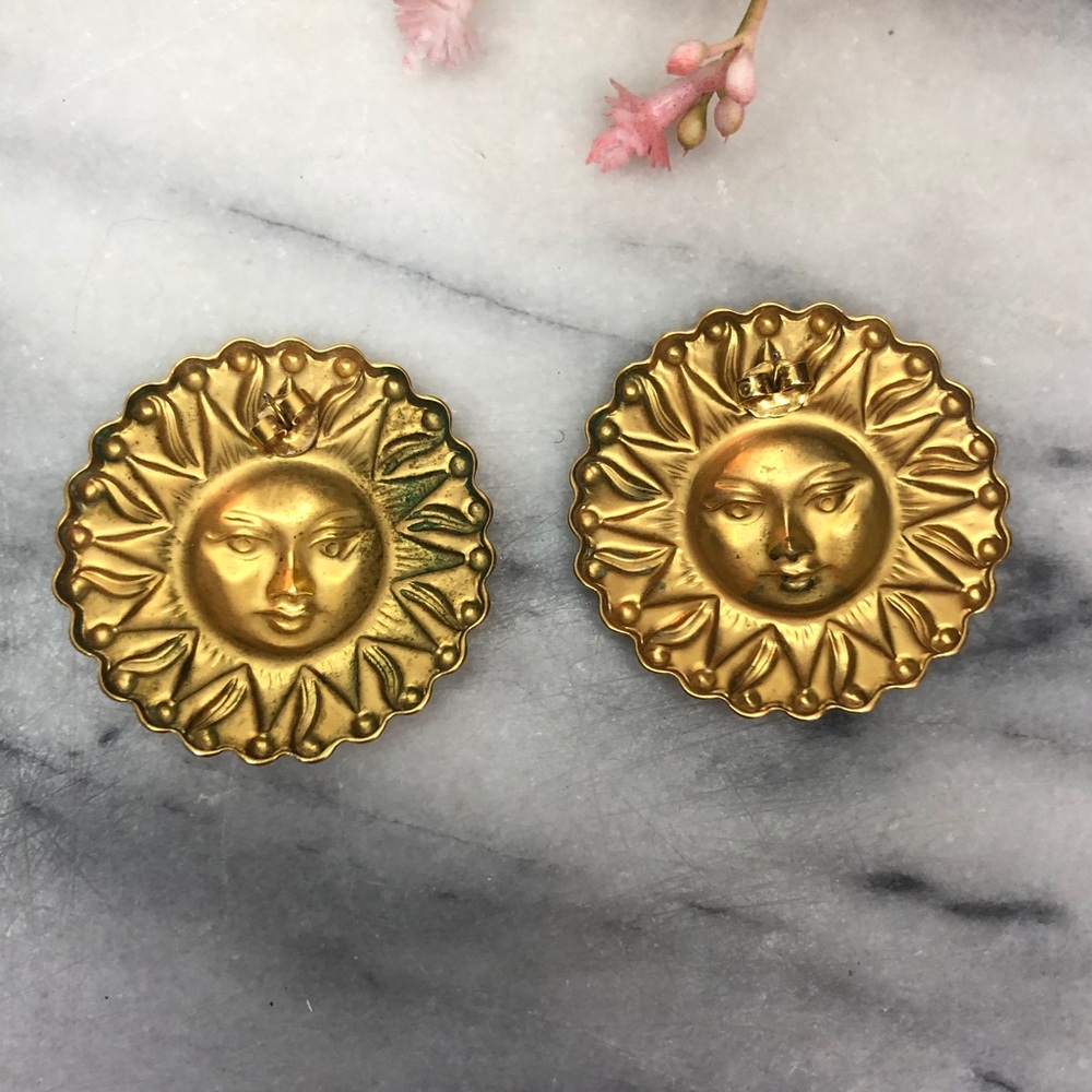 Vintage 90s Celestial Sunburst smiling sun matte gold tone pierced earrings - Picture 3 of 5